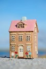 Hus i keramikk til telys, blomster og rosa tak thumbnail