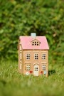 Hus i keramikk til telys, blomster og rosa tak thumbnail