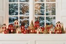 Hus i keramikk til telys, juletre foran huset thumbnail