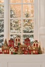 Hus i keramikk til telys, juletre foran huset thumbnail
