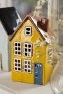 Hus i keramikk til telys, gult med blå dør thumbnail