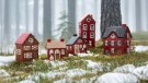 Hus i keramikk til telys, grønne skodder thumbnail