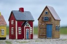 Hus i keramikk til telys, Visby med blå dør thumbnail