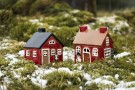 Hus i keramikk til telys, snømann ved vinduet thumbnail
