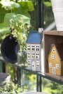 Hus i keramikk til telys, blå/grønt tak med skorstein thumbnail